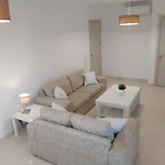 Dinglis Residences 31 شقة *