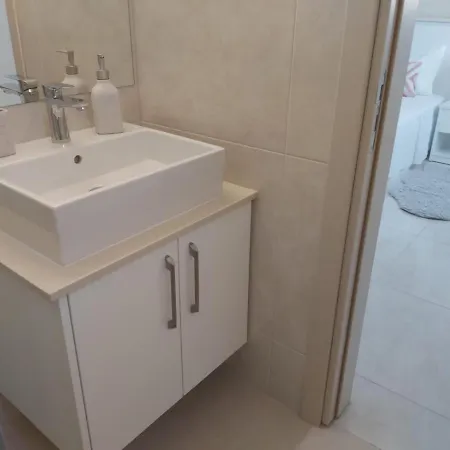 Dinglis Residences 31 *